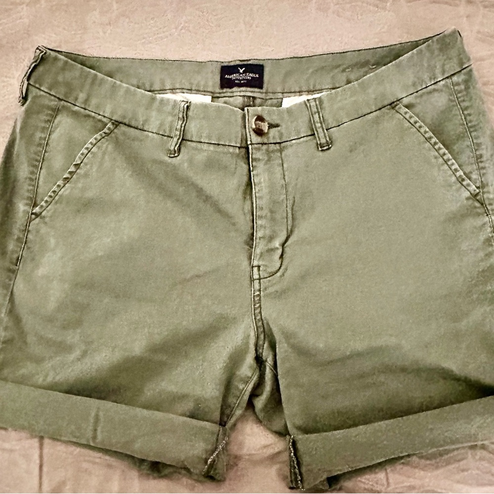 American Eagle washed out khaki - army green short SUPER comfy. Roll up